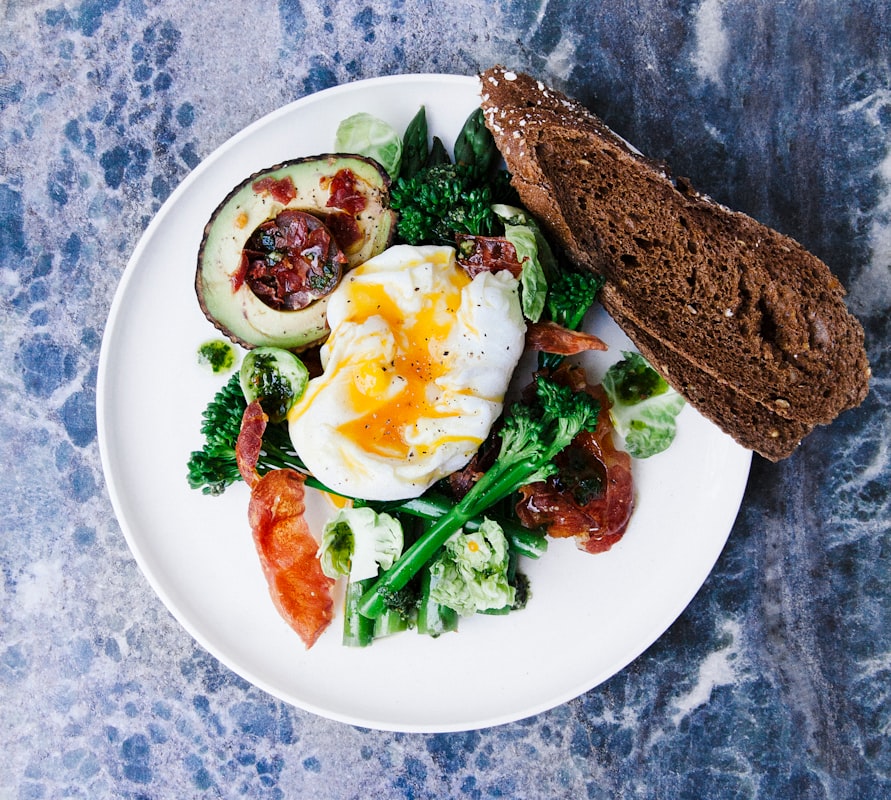 Makanan bergizi seimbang dengan sayuran, buah, dan protein