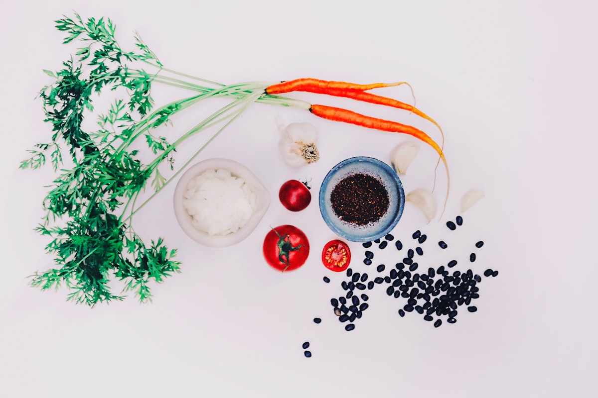 Salad sayuran segar dengan protein dan dressing ringan